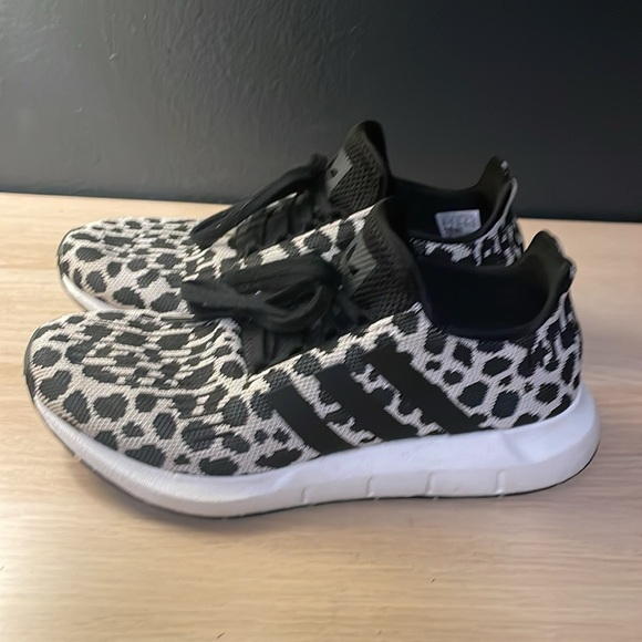 Adidas swift Run shoes size 8.5 - Picture 3 of 6